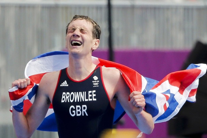 Alistair Brownlee ăn mừng chiến thắng ở chung kết 3 môn phối hợp.